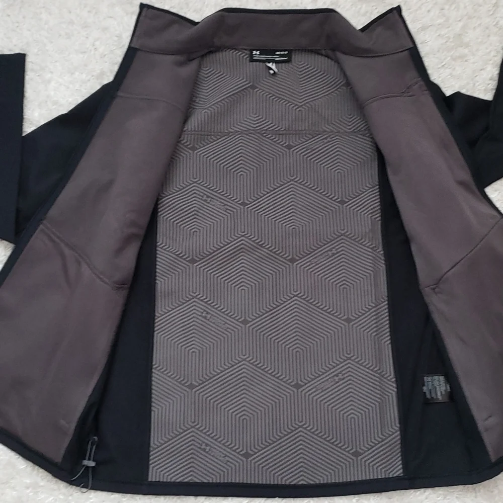 Men's Under Armour Water Wind Resistant Infrared retains heat
